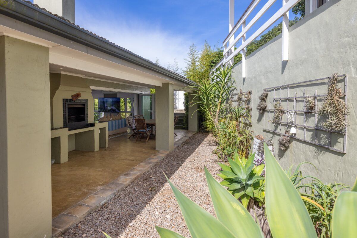 Outdoor Bar & Kitchen